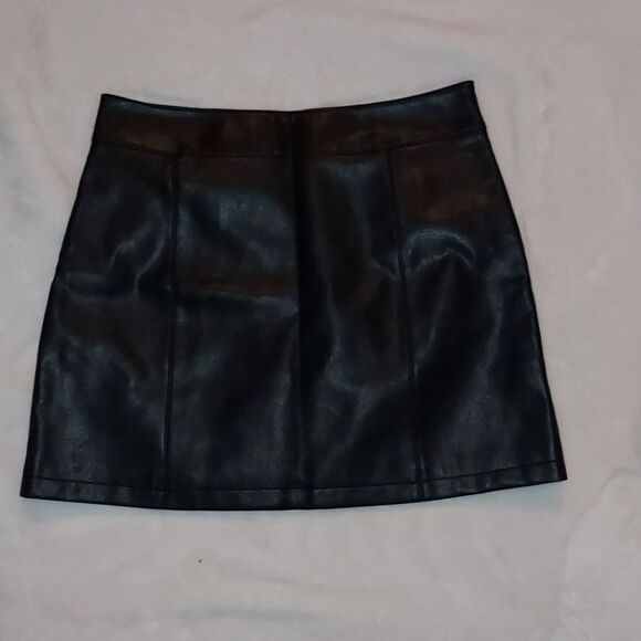 Forever 21 Dresses & Skirts - Forever 21 Faux Leather Skirt L